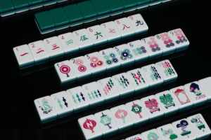 Popular Juego de Mahjong Americano de Cristal Verde Oscuro de Alta Calidad con Fichas Acrílicas de 4 Capas para Reuniones Familiares y Entretenimiento - Product Image 5
