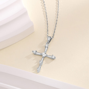 Nouveau Collier Chrétien pour Femme en Argent Sterling 925 Plaqué Rhodium avec Pendentif Croix et Zircon Cubique Taille Princesse – Cadeau - Product Image 5