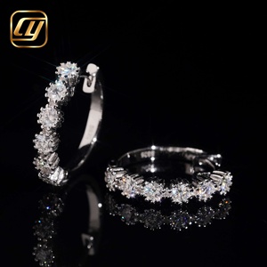 Boucles d'oreilles créoles de luxe en argent 925 plaqué rhodium avec moissanite ronde sertie griffe, bijoux de mariage pour femme - Product Image 3