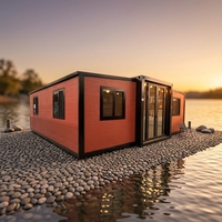 Ces maisons conteneurs légères et pliables peuvent être installées rapidement et personnalisées en couleur, avec un design moderne de style médiéval.