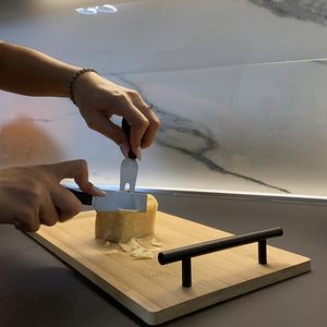 Plateau de service à fromage en bambou 35x20cm, couleur bois naturel, planche à découper rectangulaire avec poignées noires pour l'association fromage-vin - Product Image 5