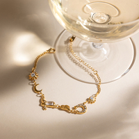 Bracelet multi-breloques J&D Jewelry en acier inoxydable plaqué or 18 carats avec zirconiums, motifs Soleil, Lune, Botte, Fer à cheval, Œil porte-bonheur pour femme, idéal pour les vacances