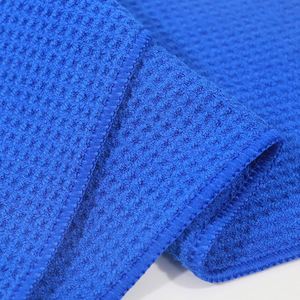 Serviette de golf en microfibre gaufrée ultra absorbante avec logo brodé personnalisé et crochet en fer, fournie par l'usine, pour le sport et le nettoyage des clubs de golf - Product Image 3