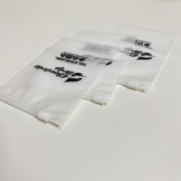 Sacs d'emballage en plastique recyclé givré avec logo personnalisé, fermeture éclair, pour t-shirts, maillots de bain, vêtements, sacs à fermeture éclair