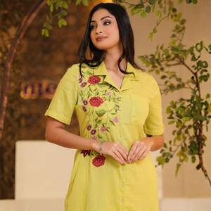 Camisa de Vestir Corta de Lino Amarillo Neón Premium con Bordado Floral - Product Image 6