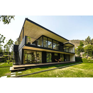 Villa moderna con estructura de acero ligero para uso con grandes ventanas de vidrio y terraza de madera - Product Image 1