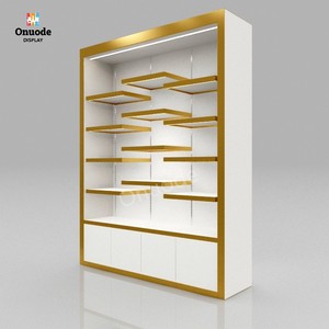 Tủ trưng bày trang sức màu trắng và vàng tùy chỉnh | LED Tường trưng bày bán lẻ | thiết kế cửa hàng đầy đủ và giải pháp cửa hàng một cửa - Product Image 1