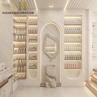 Meuble de présentation en micro-ciment blanc cassé rustique pour intérieur de magasin, vitrine murale, mobilier de présentation, plafond voûté ondulé, mobilier cosmétique