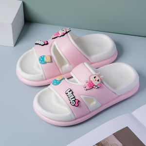 Sandales mignonnes pour enfants, violettes et noires, souples, antidérapantes, pour la maison et l'extérieur, avec motif souriant et breloque lapin. - Product Image 3