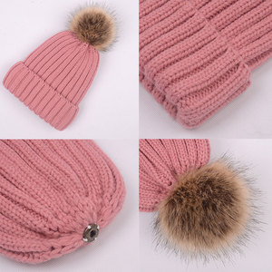 <span class=keywords><strong>Bonnet</strong></span> tricoté d'hiver pour <span class=keywords><strong>femme</strong></span> avec fausse fourrure en peluche Pom Warm 3D brodé Skull Cap pour la plage et les affaires - Product Image 2