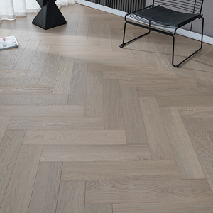 Parquet contrecollé en chevrons T&G multicouche 12 mm en noyer, antidérapant, brossé, facile à nettoyer, conforme à la norme REACH, pour salon - Product Image 1