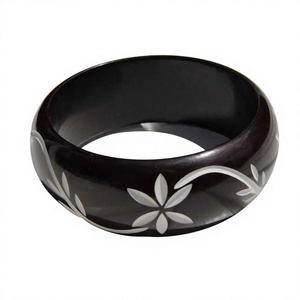 Nouveau bracelet unique en résine acrylique rouge sculpté, motif floral blanc, fantaisie, haute qualité, classique, bijoux unisexes pour femme - Product Image 4