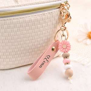 Porte-clés Daisy perlé, breloque de sac fleurie style bohème avec perles en silicone, souvenir attentionné pour anniversaire - Product Image 2
