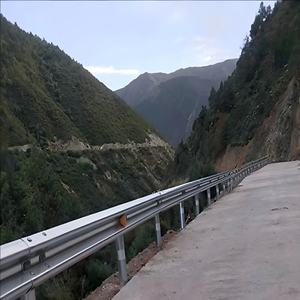 Barreras de Protección Vial Tipo W Usadas de Fabricantes Chinos, Barreras de Protección Vial de Acero Q235 Reflectantes de Grado de Ingeniería de Nivel Ohio - Product Image 5