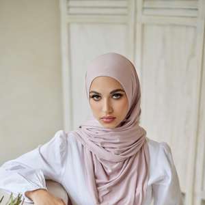 Hijab en jersey liquide uni, fluide et respirant pour femmes musulmanes, idéal pour les voyages, les trajets quotidiens et les foulards assortis. - Product Image 1