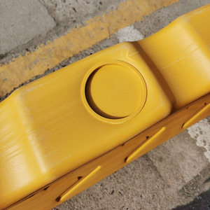 Barrière de circulation jaune en plastique moulé par soufflage, remplissable d'eau, 1200x680mm, type bouche, pour isolation routière - Product Image 2