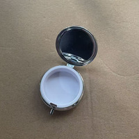 100 pièces Boîte à pilules ronde en métal avec logo personnalisé Prête à être expédiée Boîte à médicaments à 3 compartiments Boîte à pilules