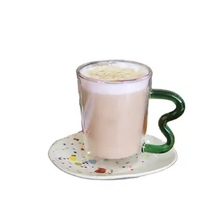 Groothandel Aangepaste Double Wall Koffie Cups Glazen Geïsoleerde Gekleurde Latte Macchiato Melk Sap Glas Cups Met Unieke Handvat