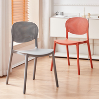 Chaise en résine plastique empilable colorée de style nordique moderne pour l'extérieur, chaise en polypropylène pour restaurant et café
