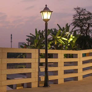 Lampadaire de jardin extérieur en fer avec abat-jour en verre LED, lumière blanc chaud 2700K, IP66, ampoule A19 non amovible, AC 220V, détecteur de mouvement, alimenté par énergie solaire - Product Image 5