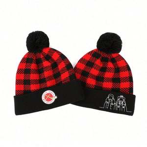 Gorro de Punto Cálido para Protección Invernal, 100% Acrílico, Gorro con Pompón para Niños, Gorro de Punto con Parche Tejido a Cuadros Negros y Rojos - Product Image 1