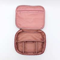 Sac de maquillage personnalisé OEM en velours matelassé à texture fourrure, organiseur de beauté pour soins de la peau, trousse de toilette pour femmes, boîte à cosmétiques pour voyage