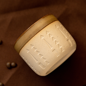 Taza de cerámica rústica para café expreso o té con asa, estilo vintage, con grabado de arquitectura árabe. - Product Image 4