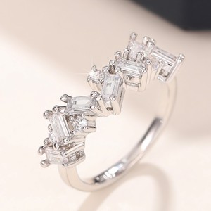 Anello Rettangolare in Cristallo Rosa per Donne, Accessorio Minimalista per Feste e Uso Quotidiano - Product Image 1