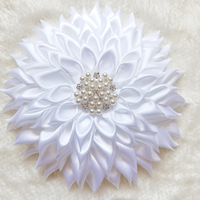 Broches personnalisées faites à la main, 7 pouces, en ruban de satin blanc, thème floral, avec perles, pour la sororité Delta