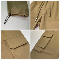 Celana Jogger Cargo Pria Warna Tan Khaki, Model Relaxed Tapered, Pinggang Elastis dengan Tali Serut, Kantong Bellows, Kantong Welt, Kantong Bungee, Grosir OEM