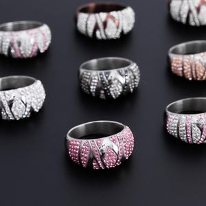 แหวนหมั้น CZ Paced Iced Out สำหรับผู้หญิง แหวนสแตนเลสประดับเพชร ของขวัญสุดหรูสำหรับผู้หญิง - Product Image 3