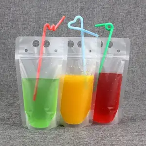 처분할 수 있는 명확한 플라스틱은 밀짚 구멍을 가진 물 음료 주스 음료 주머니 부대를 위로 서 있습니다
