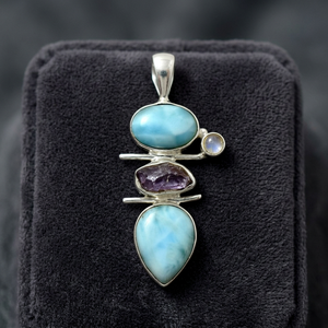 Boucles d'oreilles pendantes artisanales en argent sterling naturel avec pierres précieuses bleues Larimar, Améthyste et Pierre de Lune - Bijoux pour femme, cadeau de mariage ou de fête - Product Image 2