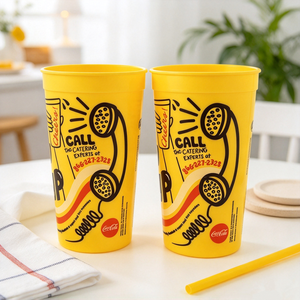 Vaso Gigante para Estadio Dickeys Barbecue Pit, Amarillo, de 32 oz, con Tapa - Product Image 1