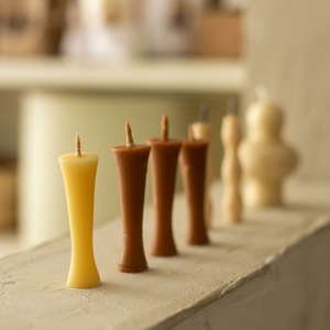 Bougies élégantes faites à la main en cire d'abeille bio, respectueuses de l'environnement, en forme de sablier, aux tons naturels jaunes et brun terreux, finition mate lisse - Product Image 1