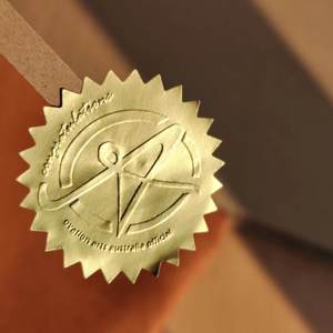 Etiqueta Adhesiva de Lujo con Logotipo Personalizado en Color Dorado para Tiendas de Ropa, Sellado de Empaques, Diseño de Marca, Impresión de Etiquetas para Pequeñas Empresas - Product Image 1