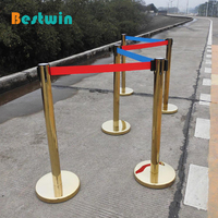 Poteau de guidage rétractable en acier inoxydable poli miroir multicolore pour hôtels, banques et expositions, avec sangle de sécurité pour la gestion des foules