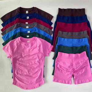 Ensemble de sport respirant et à séchage rapide pour femme : haut court sans couture à manches courtes avec logo personnalisé et short de yoga taille haute - Product Image 3