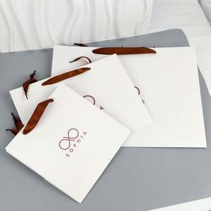 Sacs en papier de luxe écologiques et recyclables de haute qualité avec poignée, logo personnalisé, poignée réutilisable, sacs en papier de boutique - Product Image 5