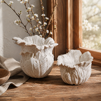 Bol en céramique blanc cassé avec bord festonné en forme de pétale, centre de table décoratif sculptural moucheté pour la décoration intérieure