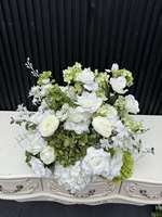 Boule de fleurs artificielles en soie verte avec roses blanches et amarantes suspendues pour centre de table de mariage et décoration événementielle