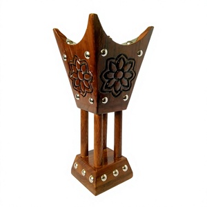 Quemador de Incienso Rústico Hecho a Mano de Madera Marrón con Forma de Casa y Flores Talladas, Soporte Aromático con Tachuelas Metálicas - Product Image 1