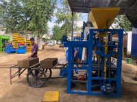 Machine à fabriquer des blocs de ciment semi-automatique hydraulique économique QT4-24 en Ouganda