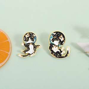 カスタム亜鉛合金アニメエナメルピン漫画宇宙飛行士かわいい魚星座ブローチラペルハットバッジジュエリー - Product Image 1