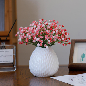 Simulation de gypsophile tenant un bouquet de fleurs, petites fleurs de gypsophile fraîches, accessoires de photographie, arrangement floral - Product Image 1