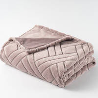 Plaid en flanelle rose à chevrons géométriques gaufrés avec logo personnalisé, en polaire texturée 3D douce et unie pour canapé et chambre