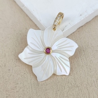 Prix d'usine, accessoires de fabrication de bijoux DIY, pendentifs en coquille blanche naturelle sculptée en forme de fleur, charme en nacre et CZ pour colliers