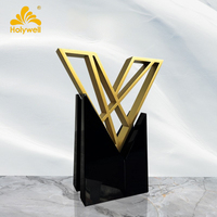 Trophée élégant Holywell en alliage d'aluminium plaqué or, design géométrique épuré, base en cristal noir, pièce d'art créative