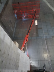 Plateforme de travail aérienne sur chenilles rouge, alimentée au diesel, système entièrement hydraulique pour les élévateurs de construction en haute altitude - Product Image 2