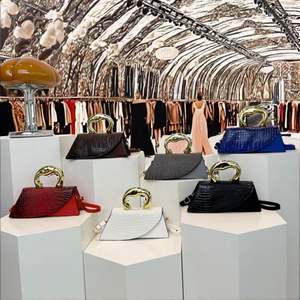 Nueva bolsa transversal de marca de diseñador de moda en material PU para mujeres con estilo de verano. - Product Image 2